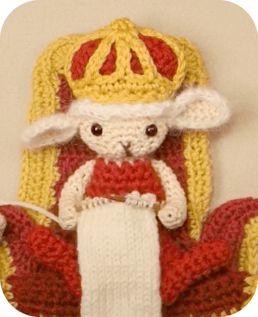 王さま(半立体の編みぐるみ)が編み物をしている画像