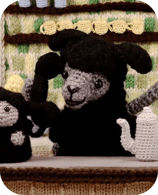 マスター(立体の編みぐるみ)が電話をしている画像