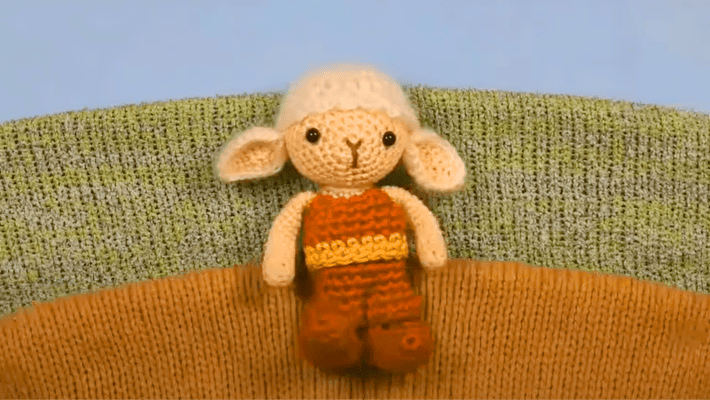 王さまになる前の子羊が散歩をしているシーン