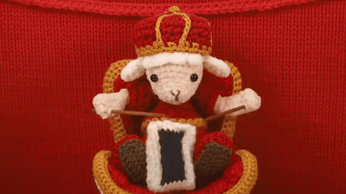 スマートフォンを編んでいる王さまのシーン