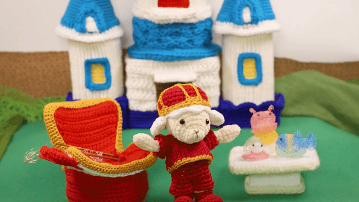 誰かを見送って手を振る王さまのシーン