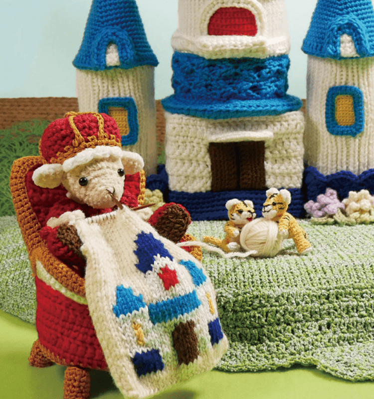 王さまがお城の前で編み物をしている画像