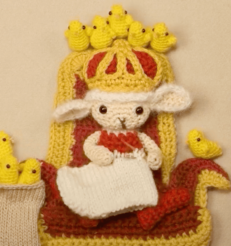 王さまがひよこに囲まれている画像