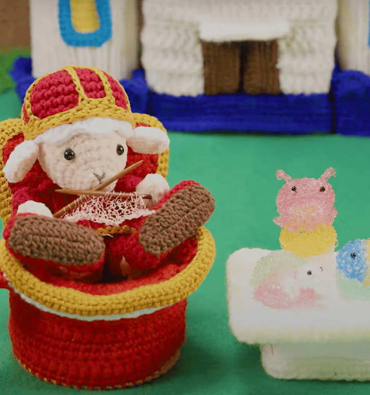 王さまが外で編み物をしている画像