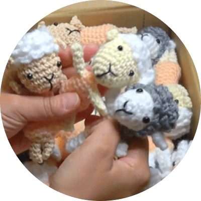 ①キャラクター・小物・背景を用意する、の工程の画像(編みぐるみの画像)